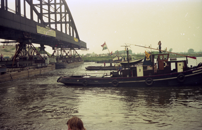 806636 Afbeelding van het transport van de oude Galecopperbrug over het Amsterdam-Rijnkanaal te Utrecht, teneinde ...